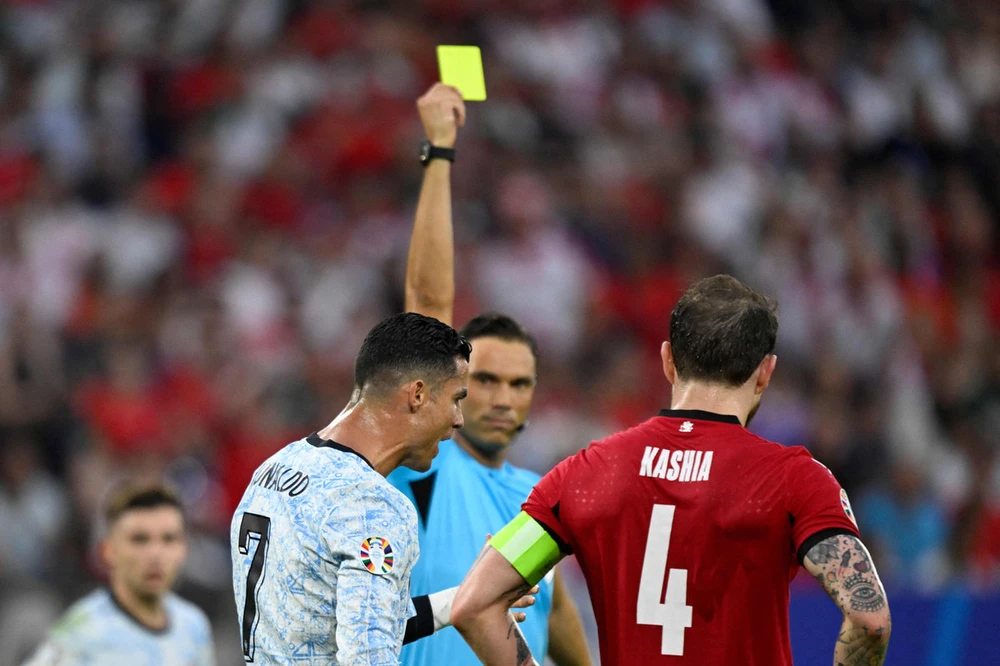 Ronaldo đầy bực tức việc đội nhà thua "chàng tí hon" Gruzia. Ảnh: S.E Chuoi-hinh-anh-8.jpg