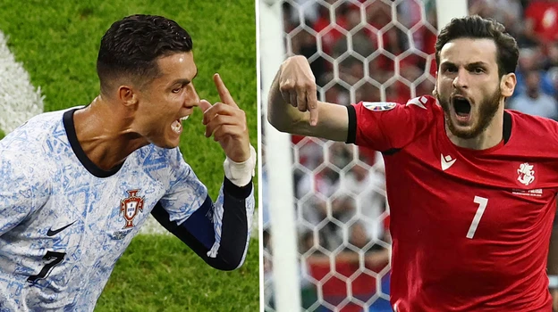 Hai "số 7", Ronaldo thì liên tục bực tức, còn Kvarathkhelia lại tỏa sáng. Ảnh: S.E Gruzia là ai