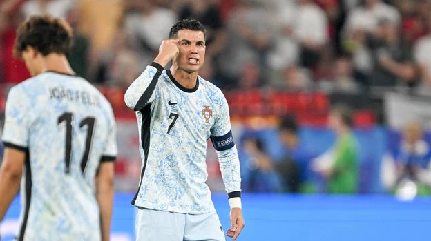 Ronaldo có tâm trạng thi đấu kém vui khi để Gruzia ghi bàn sớm. Ảnh: S.E Gruzia-la-ai-Ronaldo.jpg