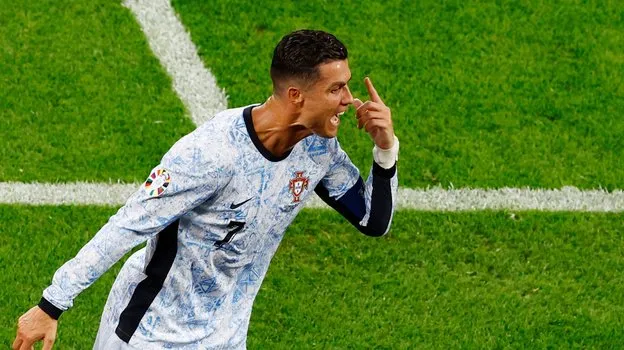 ...Còn Ronaldo liên tục bực bội về đồng đội của mình. Ảnh: S.E HLV Willy Sagnol-2.jpg