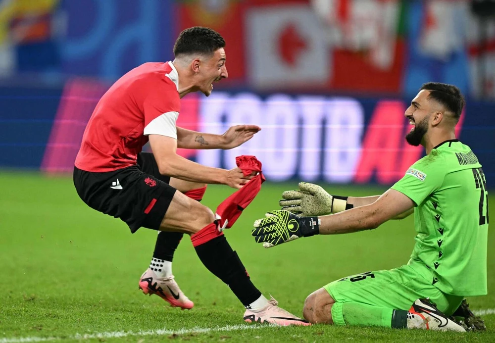 Gruzia ăn mừng khi đánh bại Bồ Đào Nha 2-0 ghi danh vào vòng 1/8. Ảnh: AFP 10 triệu USD
