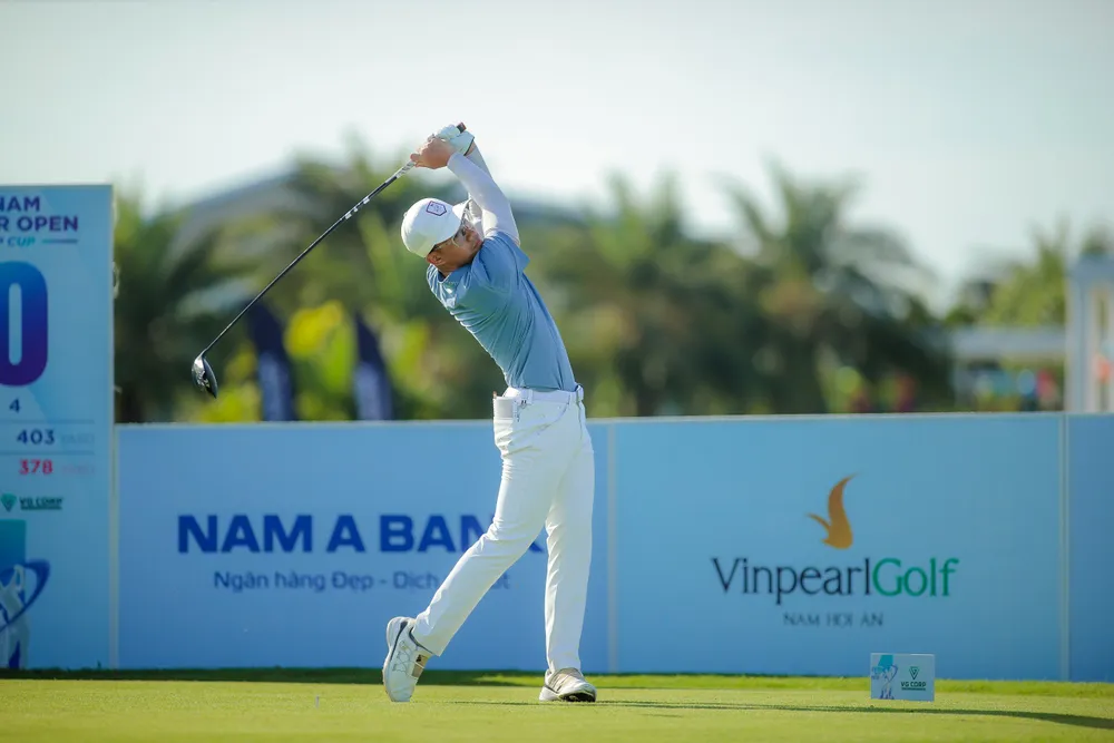 Nhà vô địch SEA Games 32 Lê Khánh Hưng đang tạm xếp sau Nguyễn Anh Minh. Ảnh: CTP Le-Khanh-Hung- Võ Gia Thống - Copy.jpg