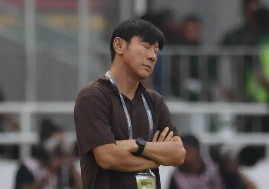 HLV Shin Tae-yong đang đứng trước ngã ba đường, ký hợp đồng tiếp với Indonesia hay quay về dẫn tuyển Hàn Quốc? Ảnh: Bola Shin-Tae-yong.jpg