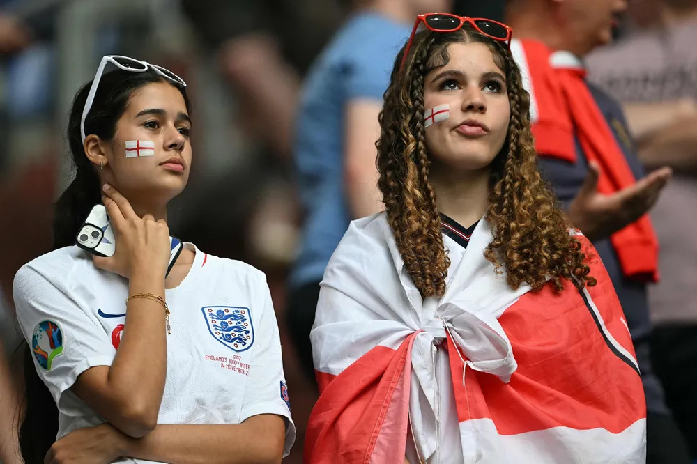 Fan Anh rất dễ đau tim khi xem đội nhà thi đấu Euro 2024 này. Ảnh: S.E Anh-nguoc-dong-2.jpg