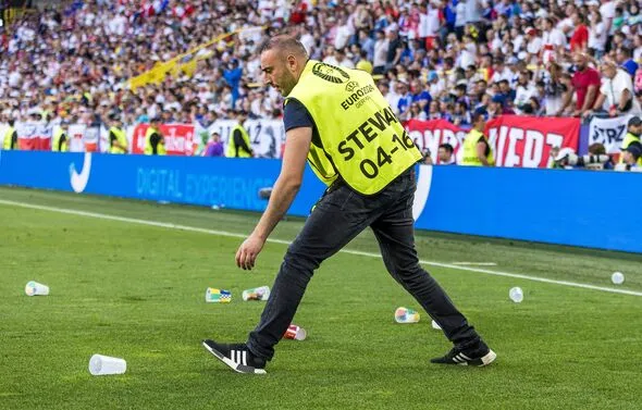 Bảo vệ sân phải dọn dẹp những ly nhựa khi fan quá khích ném xuống sân. Ảnh: Getty Nem-ly-nhua-1.jpg
