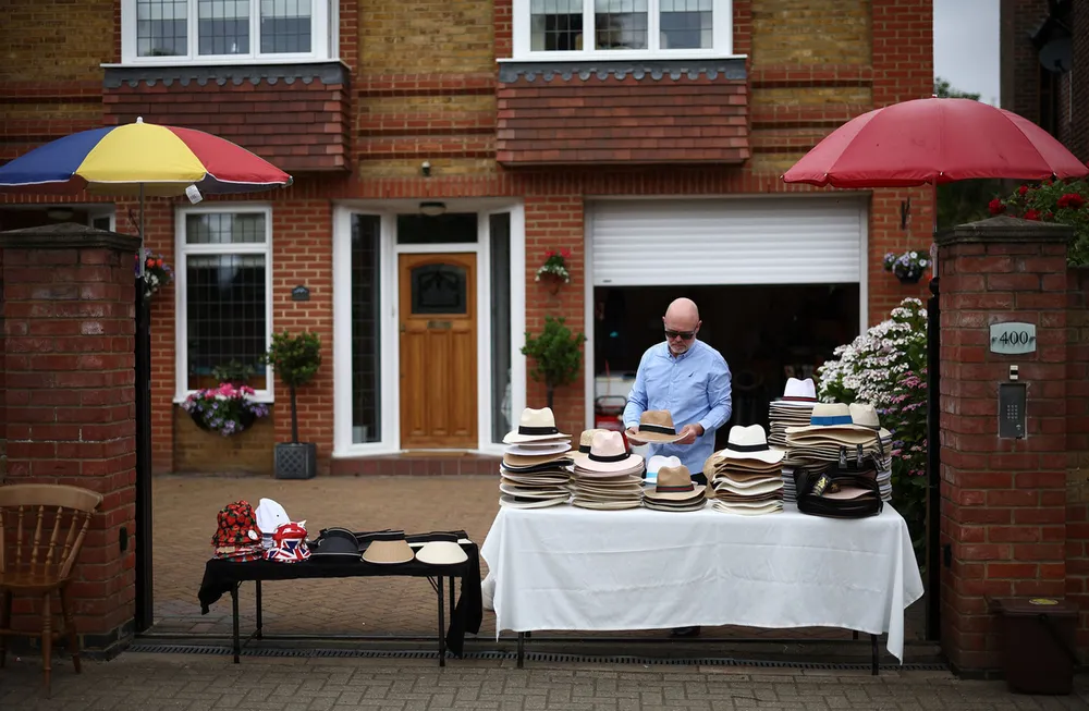 Những chiếc mũ rộng vành được bày bán trước các sân ở Wimbledon như một "món đặc sản" và nét riêng. Beckham-khong-den-10.jpg