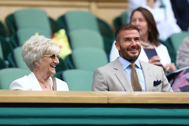 Từ Mỹ quay về London, Beckham cùng mẹ là bà Sandra đến khán đài VIP xem các trận quần vợt Wimbledon. Beckham-khong-den.jpg