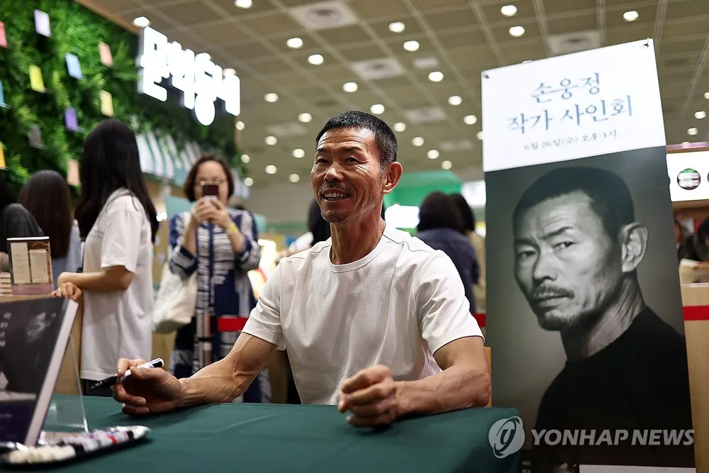 Bố của Son Heung-min, ông Son Woong-jung trong một lần giới thiệu về cuốn sách của con trai. Ảnh: Yonhap. Bo-cua-Son-Heung-min-1.jpg