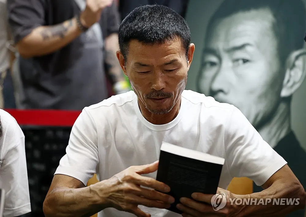 Ông Son Woong-jung rất khắt khe với cầu thủ nhỏ tuổi để xây dựng "kỷ luật sắt" nhằm tăng cường nền tảng sức mạnh. Ảnh: Yonhap Bo-cua-Son-Heung-min-2.jpg