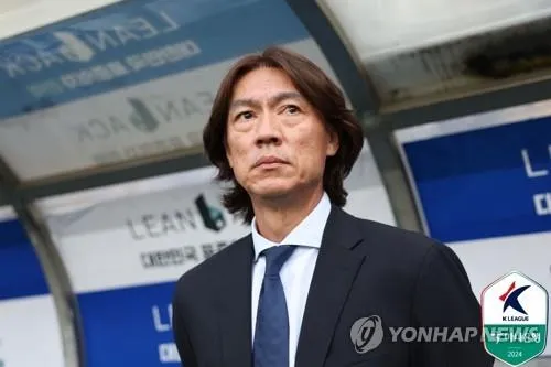 HLV Hong Myong-bo rời CLB Ulsan Hyundai lên làm HLV tuyển Hàn Quốc. Ảnh: Yonhap Bo-cua-Son-Heung-min-3.jpg