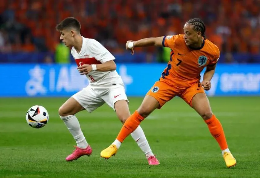 Tay săn bàn trẻ Arda Guler (8) của Thổ Nhĩ Kỳ thể hiện rất tốt. Ảnh: UEFA HL-TNK-1.jpg