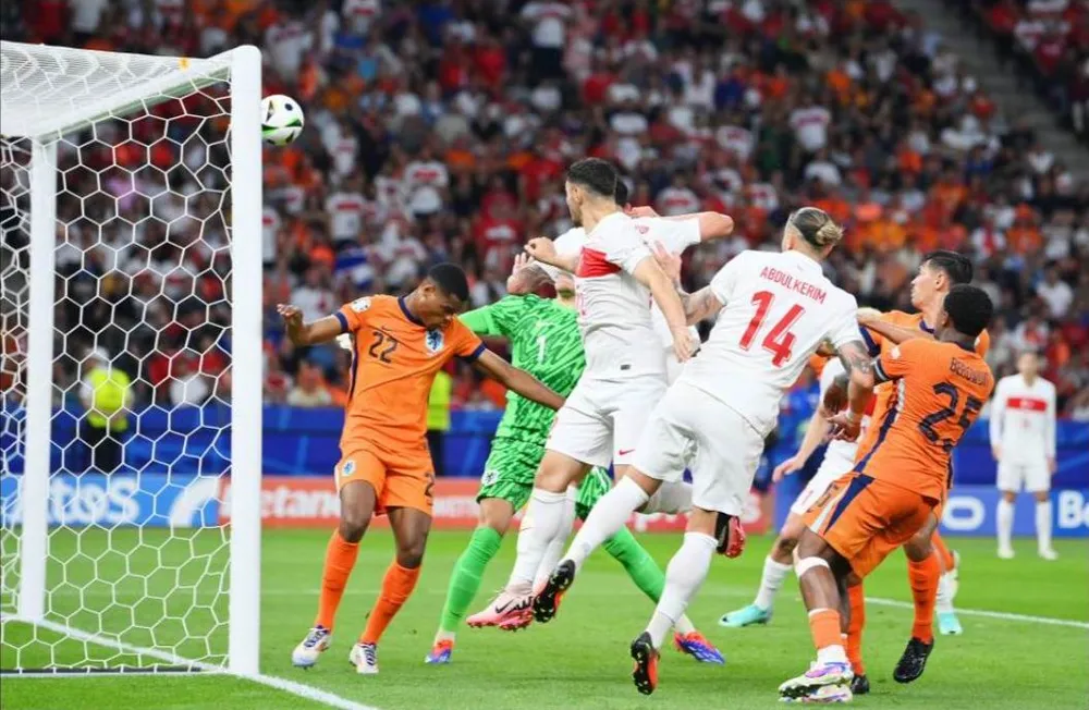 Thổ Nhĩ Kỳ ghi bàn ở phút 35 do công trung vệ Samet Akaydin. Ảnh: UEFA HL-TNK-3.jpg