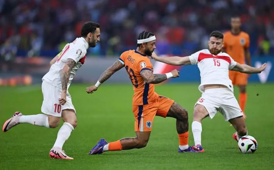 Memphis Depay (giữa) nhạt nhòa trong khâu ghi bàn nhưng cũng vất vả có hai đường chuyền ăn bàn cho đồng đội. Ảnh: UEFA HL-TNK.jpg