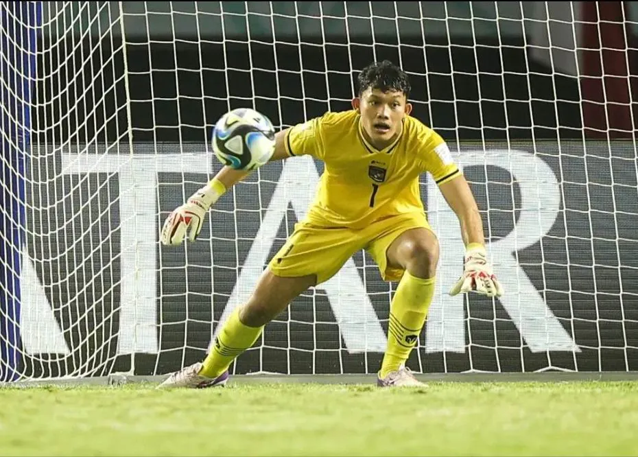 Thủ môn Ikram Algiffari cũng rất xuất sắc, đá World Cup rồi. Da-World-Cup-roi-2.jpg