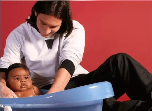 Lúc mới sinh, Messi đã "làm phép" cho Yamal thành tài rồi. Ảnh: S.E Ngăn Yamal truyền cảm hứng