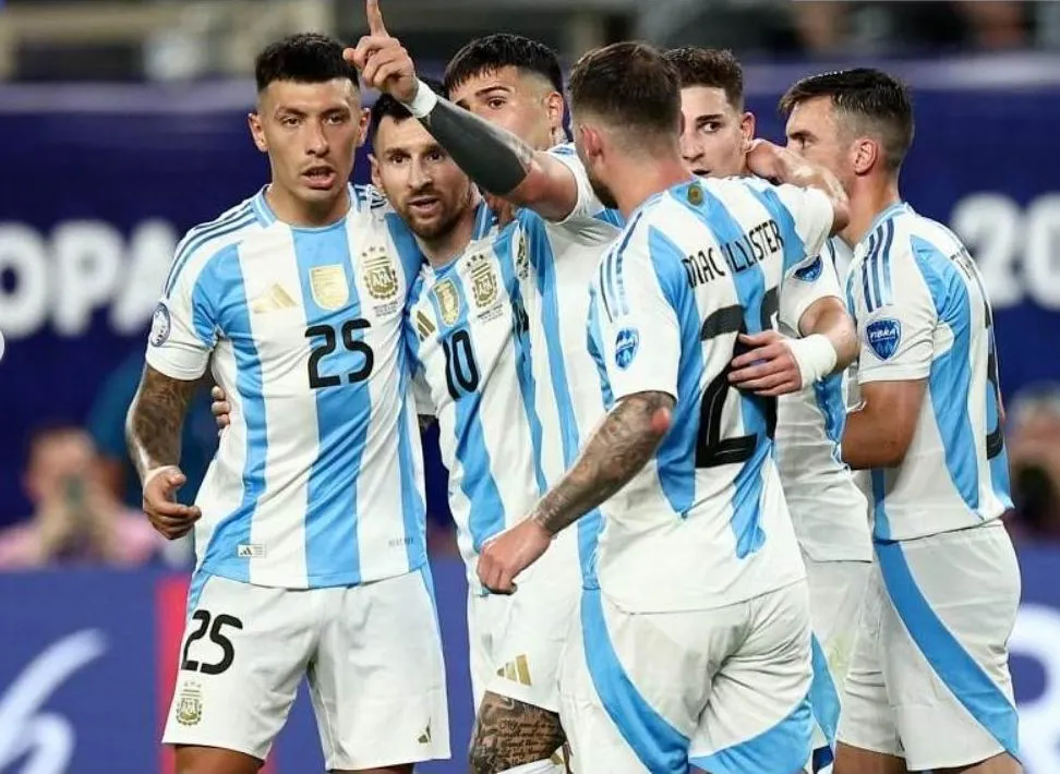 Messi và đồng đội đánh bại Canada 2-0 ở bán kết. Ảnh: Reuters. Messi trả lời