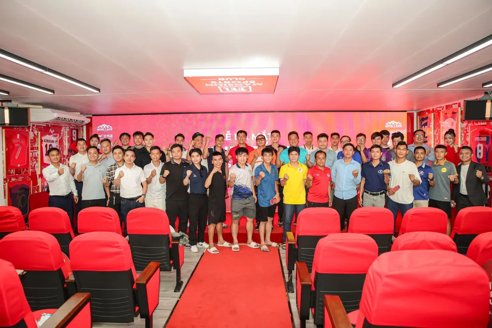 Đại diện các đội hào hứng với sân chơi lớn đến 32 đội tham dự. Ảnh: CTP Them-san-choi-1.jpg