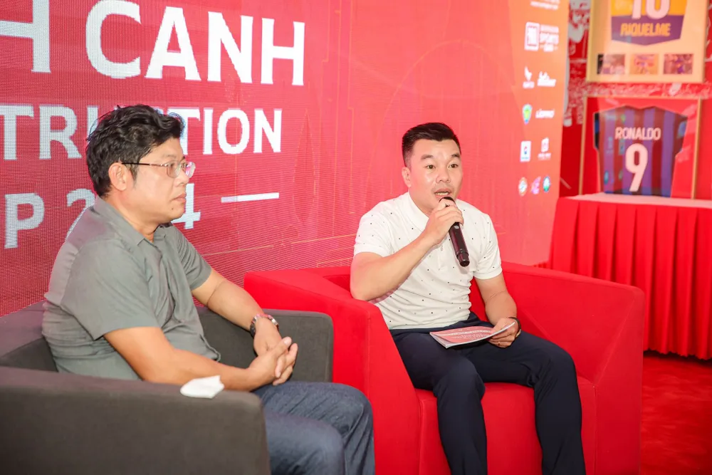 Trưởng Ban tổ chức giải, nhà báo Đình Thảo (áo trắng) đang phổ biến điều lệ giải. Ảnh: CTP Them-san-choi-2.jpg