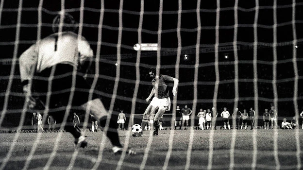Antonin Paneka của Tiệp Khắc bấm quả bóng làm thủ môn Sepp Maier lố đà. Phong cách sút Panenka ra đời từ đây. Ảnh: Archive Chung-ket-sieu-kinh-1.jpg