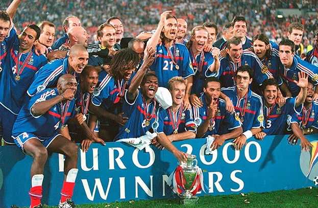 Ý lên ngôi Euro 2000 nhờ bàn thắng "cái chết bất ngờ" của David Trezeguet. Ảnh: Getty Tây Ban Nha-Anh sẽ là trận chung kết kinh điển thứ sáu của lịch sử Euro