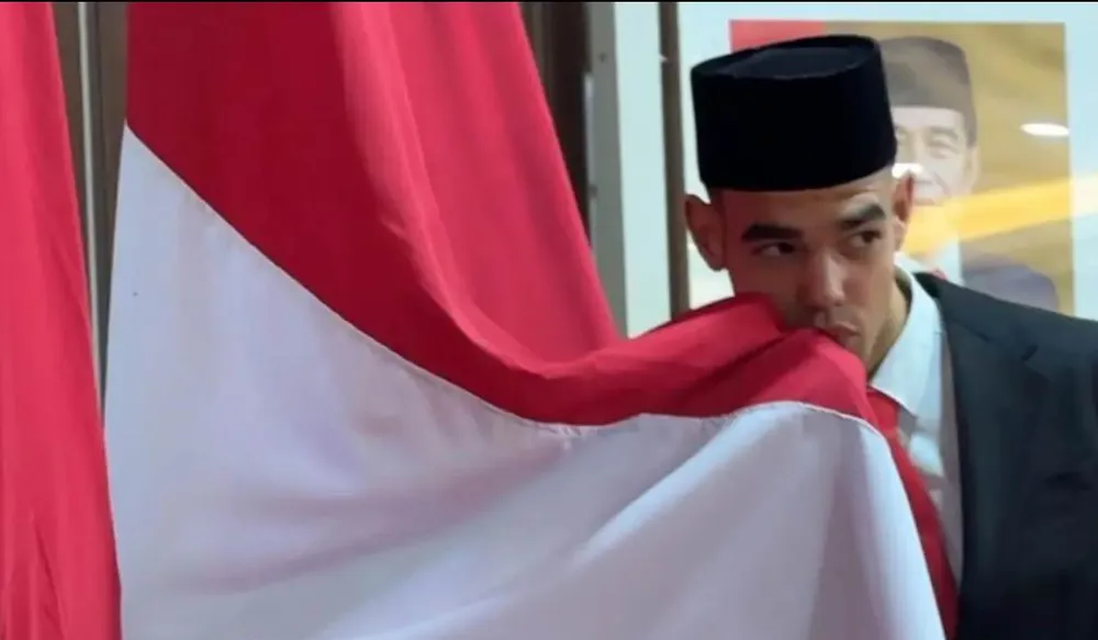 Jens Raven hôn quốc kỳ Indonesia trong lễ nhập tịch. Ảnh: Bola Chủ nhà Indonesia