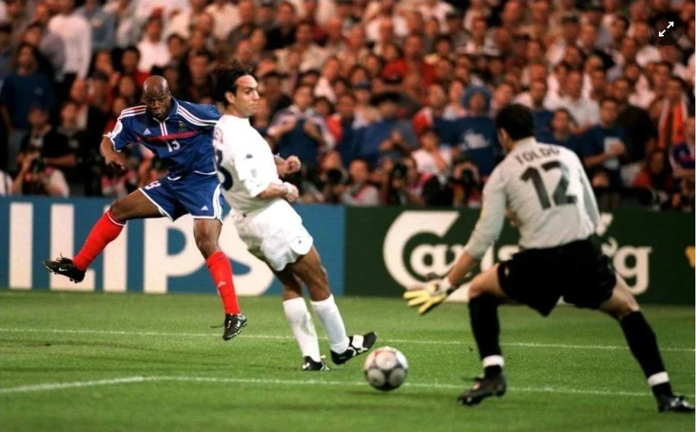 Các hậu vệ Ý Nesta, Cannavaro, Maldini thiếu ăn ý trong phối hợp để Wiltord trừng phạt và từ "thiên đường" rơi xuống "địa ngục". Ảnh: Getty Tran-chung-ket-Euro.jpg
