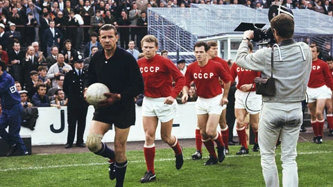 Thủ môn Lev Yashin và đồng đội vô địch Euro thứ nhất năm 1960. Ảnh: Archive Tran-chung-ket-Euro0-1.jpg