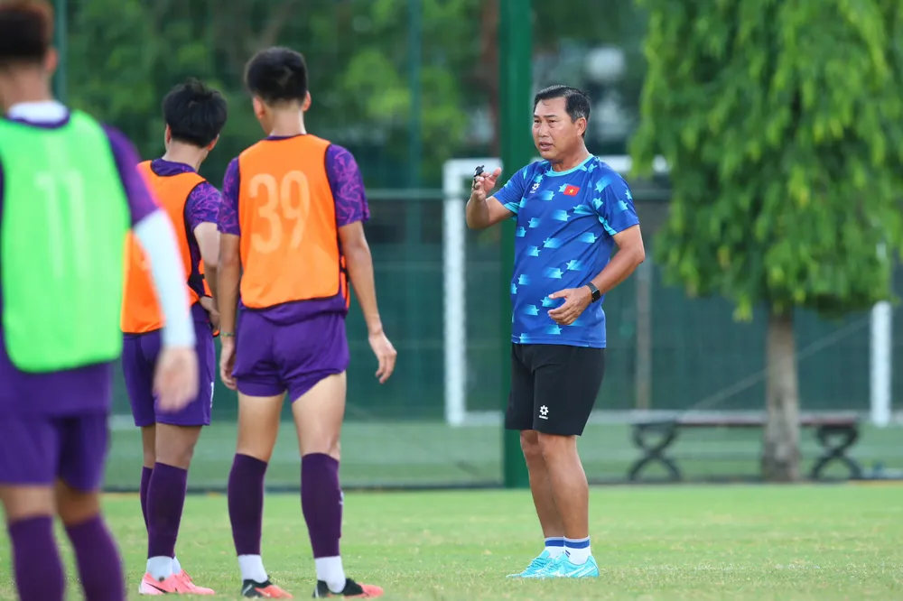 Thầy trò HLV Hứa Hiền Vinh của U-19 Việt Nam đã có mặt tại TP.HCM tập luyện trong điều kiện nắng nóng để thích nghi thời tiết tại Surabaya, Indonesia. Ảnh: VFF U-19 Indonesia-tieep-tuc-Vietnam.jpg