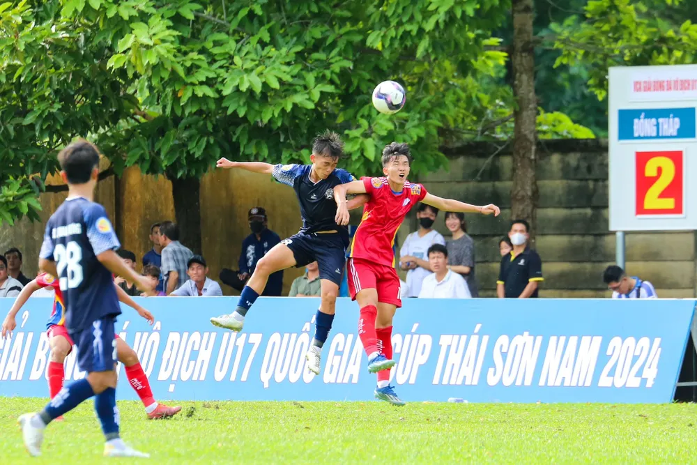 Ra quân trận đầu, chủ nhà BR-VT đánh bại SL. Nghệ An 3-2, nhưng bất ngờ "sụp hầm" trước Đồng Tháp 0-2 và xuống vị trí thứ ba, bảng A. Ảnh: CTP SL. Nghệ An