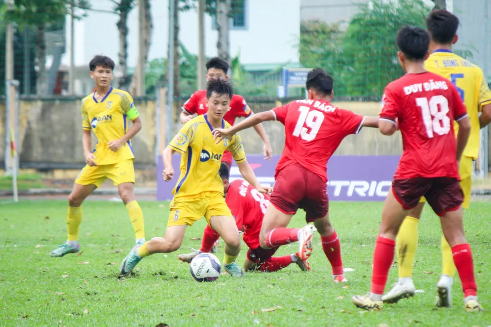 SL Nghệ An vốn rất mạnh tuyến trẻ nhưng lại thua trận thứ hai liêp tiếp, lần này đội thua PVF 0-4. Ảnh:CTP BR-VT-SL-NA.jpg