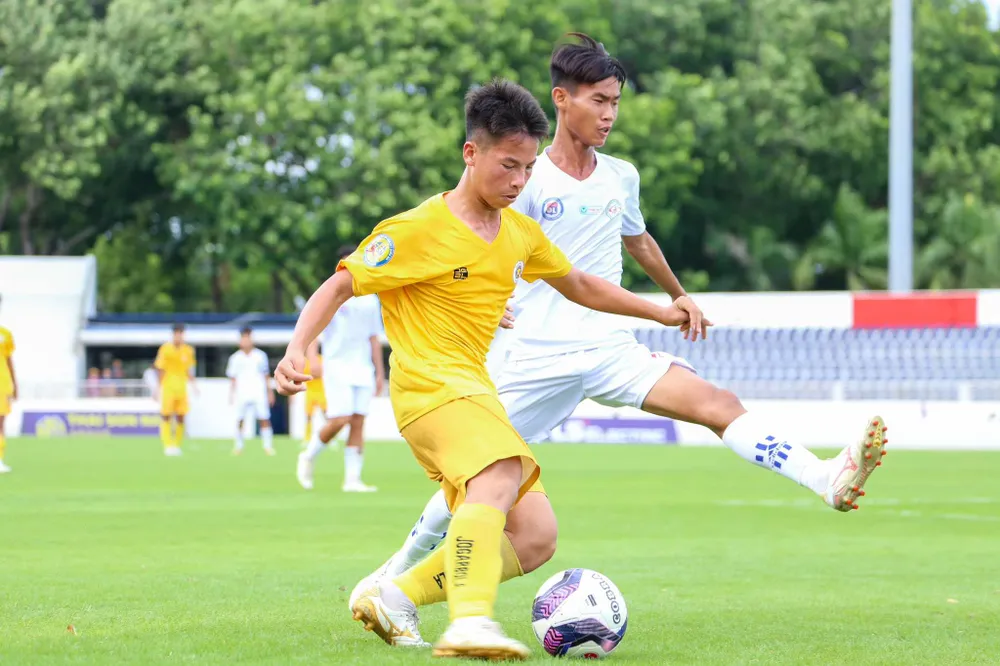 Các cầu thủ U-17 Hà Nội nhỉnh hơn các cầu thủ cùng tuổi TP.HCM. Ảnh: CTP Ha-Noi-vao-tu-ket-2.jpg
