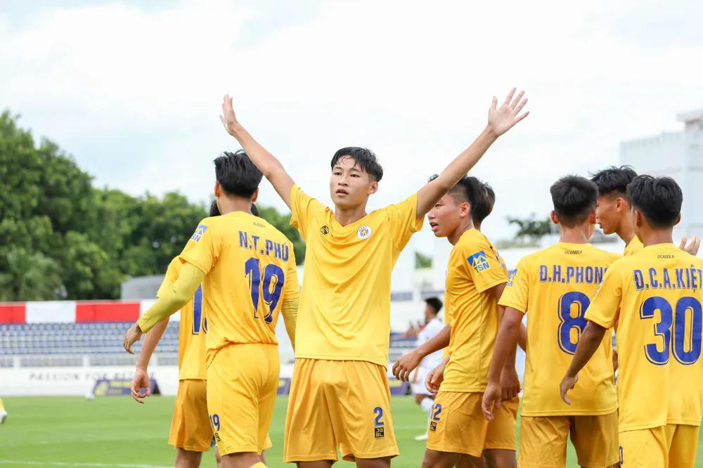 Thắng đậm đội U-17 TP.HCM 4-1, Hà Nội ghi danh vào tứ kết. Ảnh: CTP Hà Nội và Hà Tĩnh