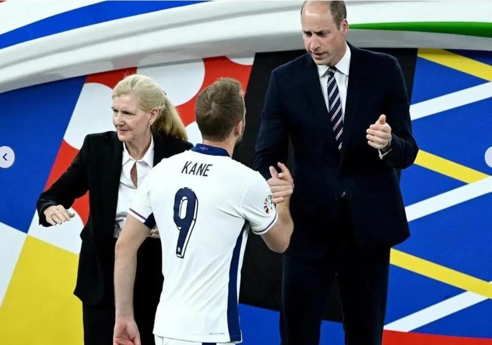 Harry Kane an ủi đồng danh hiệu Vua phá lưới. Ảnh:AFP Nghen-ngao-Vua-4.jpg