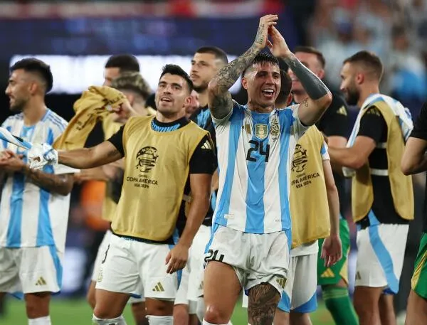 Enzo Fernandez (24) là cầu thủ nổi tiếng, nhà vô địch World Cup 2022, Copa America 2024, Cầu thủ trẻ xuất sắc nhất World Cup 2022 đang bị FIFA điều tra. Ảnh: Reuters. Đội tuyển Argentina