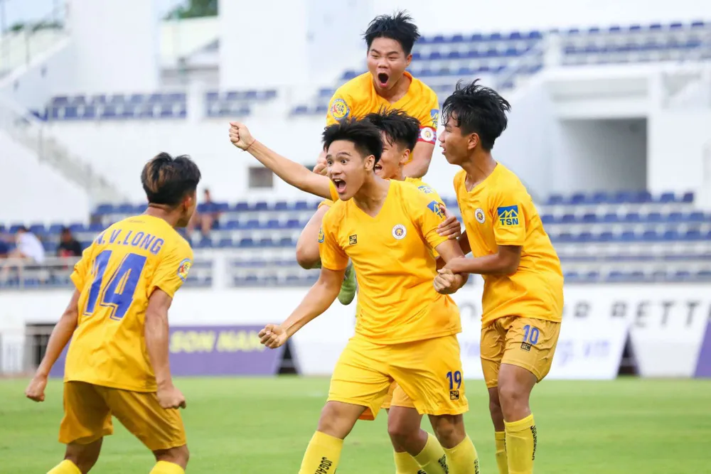 Trận Hà Nội-SL. Nghệ An được xem là trận chung kết sớm và Hà Nội vào bán kết. Ảnh: CTP Vong-tu-ket-SL-2.jpg