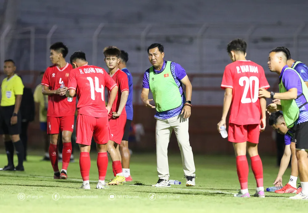 U-19 Việt Nam có một trận hòa vất vả với U-19 Myanmar, vỡ kế hoạch 3 điểm đầu. Ảnh: VFF 4-diem-viet-nam-2.jpg