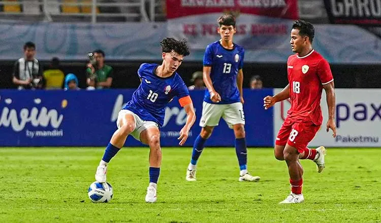 Campuchia (áo xanh) có chiến thắng danh dự trước Philippines 1-0 rồi ra về. Ảnh: Bola U-19 Dong-Nam-A-CPC.jpg