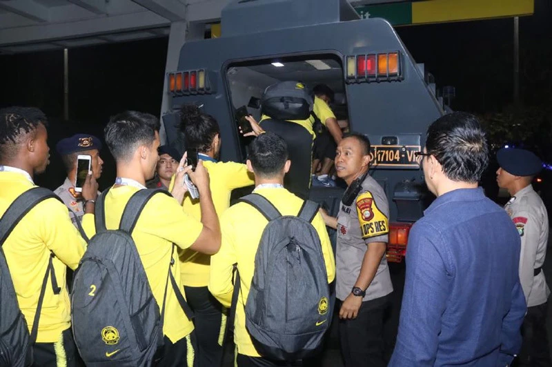 Các cuộc chạm trán Indonesia-Malaysia rất thách thức công tác an ninh. Phía Indonesia từng điều thiết xa bọc thép vào tận khu kỹ thuật chở đội Malaysia về khách sạn. Ảnh:NST Xe-boc-thep-3.jpg