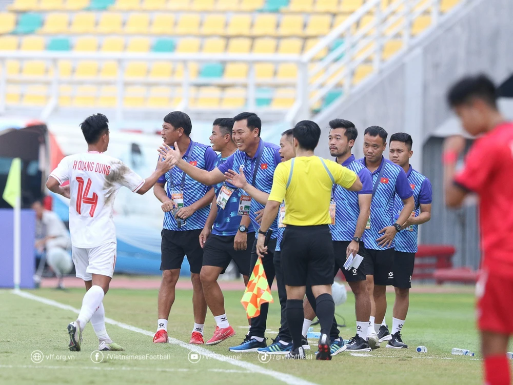 U-19 Việt Nam hòa Myanmar 1-1, thua Úc 2-6 và thắng Lào 4-1 không thể tranh vé vớt với Thái Lan. Ảnh: VFF Xe-boc-thep-4.jpg