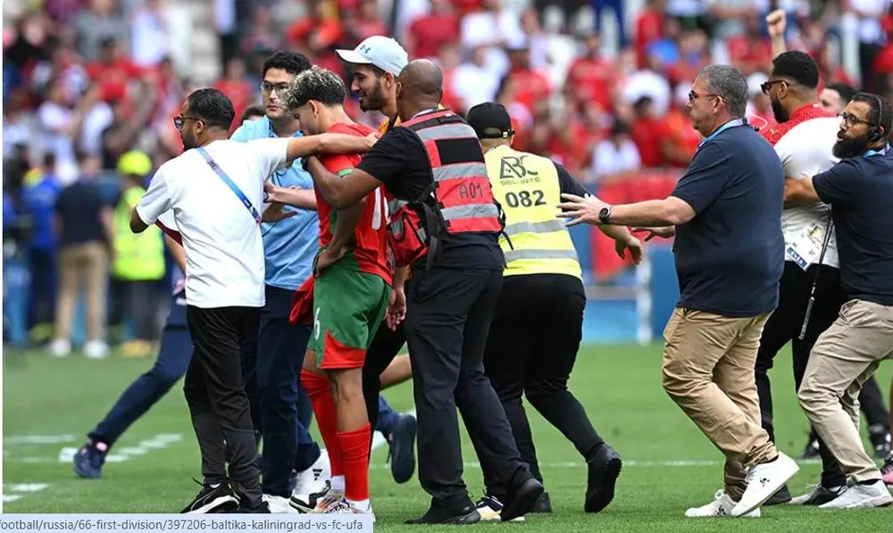 Sự cố náo loạn vượt tầm kiểm soát xảy ra cuối trận Olympic Argentina-Morocco. Ảnh: S.S Celine-Dion-1.jpg
