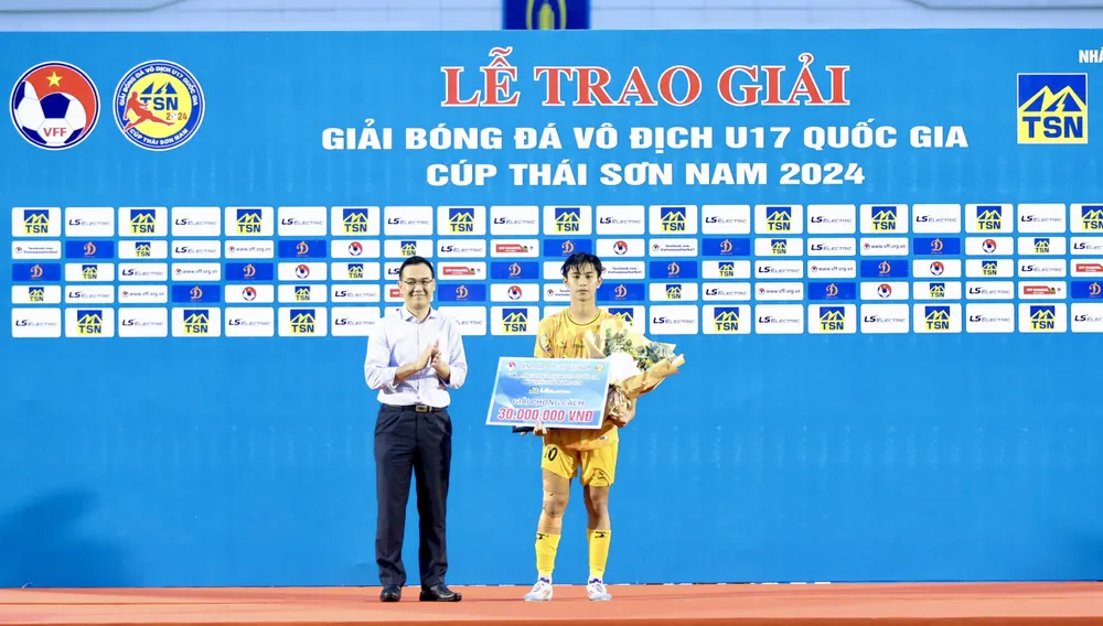 Có 3 cầu lên ngôi Vua phá lưới của giải gồm:Việt Long (Hà Nội), Anh Kiệt (Hà Nội), Hồng Kiên (Thể Công Viettel)-4 bàn. Ảnh:CTP Chung-ket U-17-10.jpg