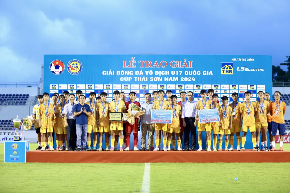 LPB.HAGL á quân và đoạt luôn giải Phong cách. Ảnh: CTP Chung-ket U-17-13.jpg