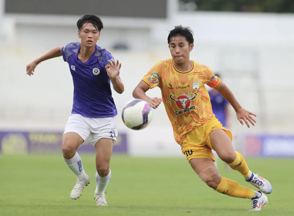 Trận chung kết U-17 là trận tái đấu giữa Hà Nội và LPB.HAGL. Đội trẻ Hà Nội đã thắng cả hai trận từng vòng bảng đến chung kết. Ảnh: CTP Chung-ket U-17-6.jpg