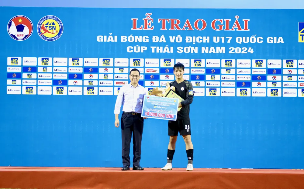Thủ môn xuất sắc nhất: Nguyễn Văn Thăng Long (Hà Nội). Long cũng là thủ môn số 1 của U-16 Việt Nam. Ảnh:CTP Chung-ket U-17-8.jpg