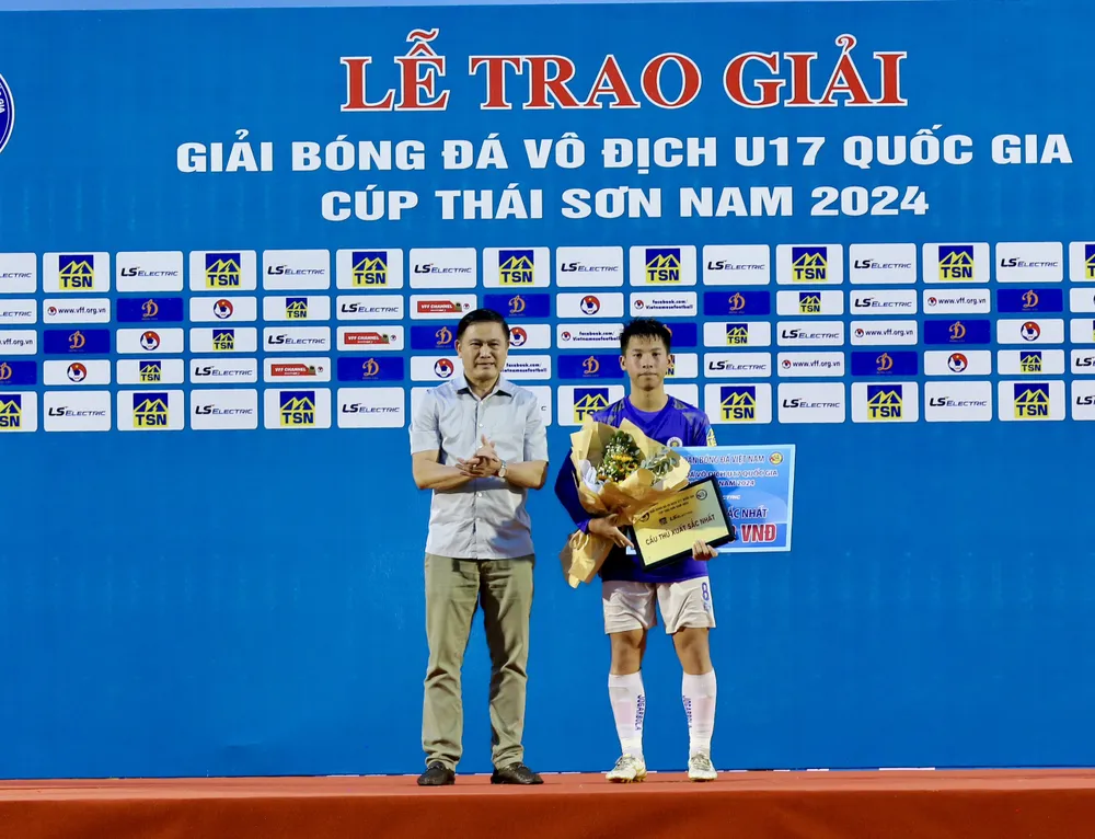 Phó Chủ tịch VFF Trần Anh Tú trao giải thưởng Cầu thủ xuất sắc giải cho Đậu Hồng Phong (Hà Nội). Ảnh: CTP Chung-ket U-17-9.jpg