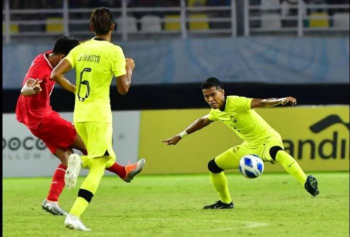 Malaysia thua chủ nhà Indonesia vì pha "đốt đền" của Ziqwan. Ảnh:FAM Indonnesia-Malaysia-2-CK-1.jpg