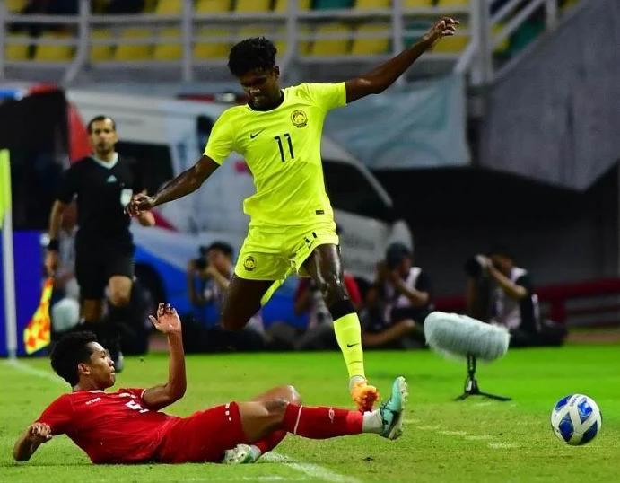 Indonesia cũng có một trận bán kết may mắn khi Malaysia "đốt lưới nhà". Ảnh: CTP Indonnesia-Malaysia-2-CK-2.jpg
