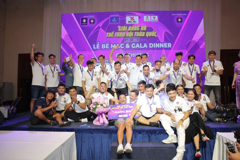Dân kinh doanh, sản xuất hàng thể thao tạo sân chơi cho mình. Ảnh: CTP Giai-the-thao-1.jpg