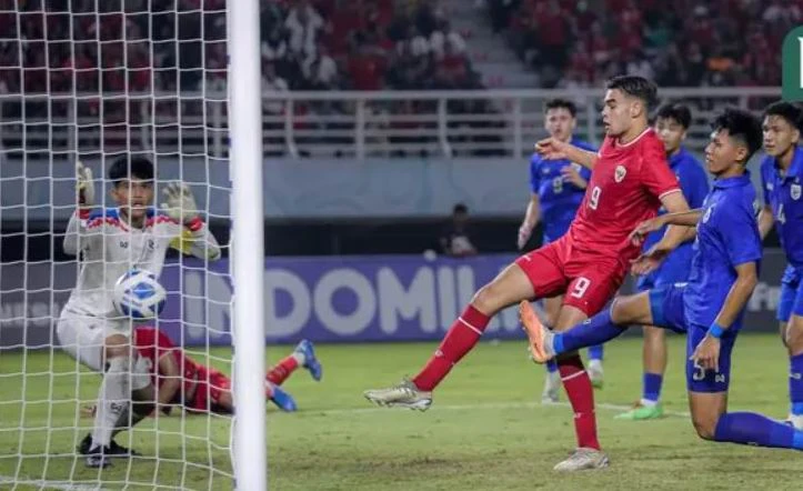 Pha đệm bóng cận thành vào lưới thủ môn Kittisak Bunmak của Jens Raven (9). Ảnh: Bola Chung-ket-U-19-Indonesia-Thai Lan-Jens.jpg