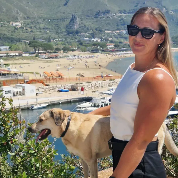 Dorota Bobrobska và chú chó cưng trong thời gian nghỉ dưỡng ở Ý. Ảnh:S.E Dinh-doping.jpg